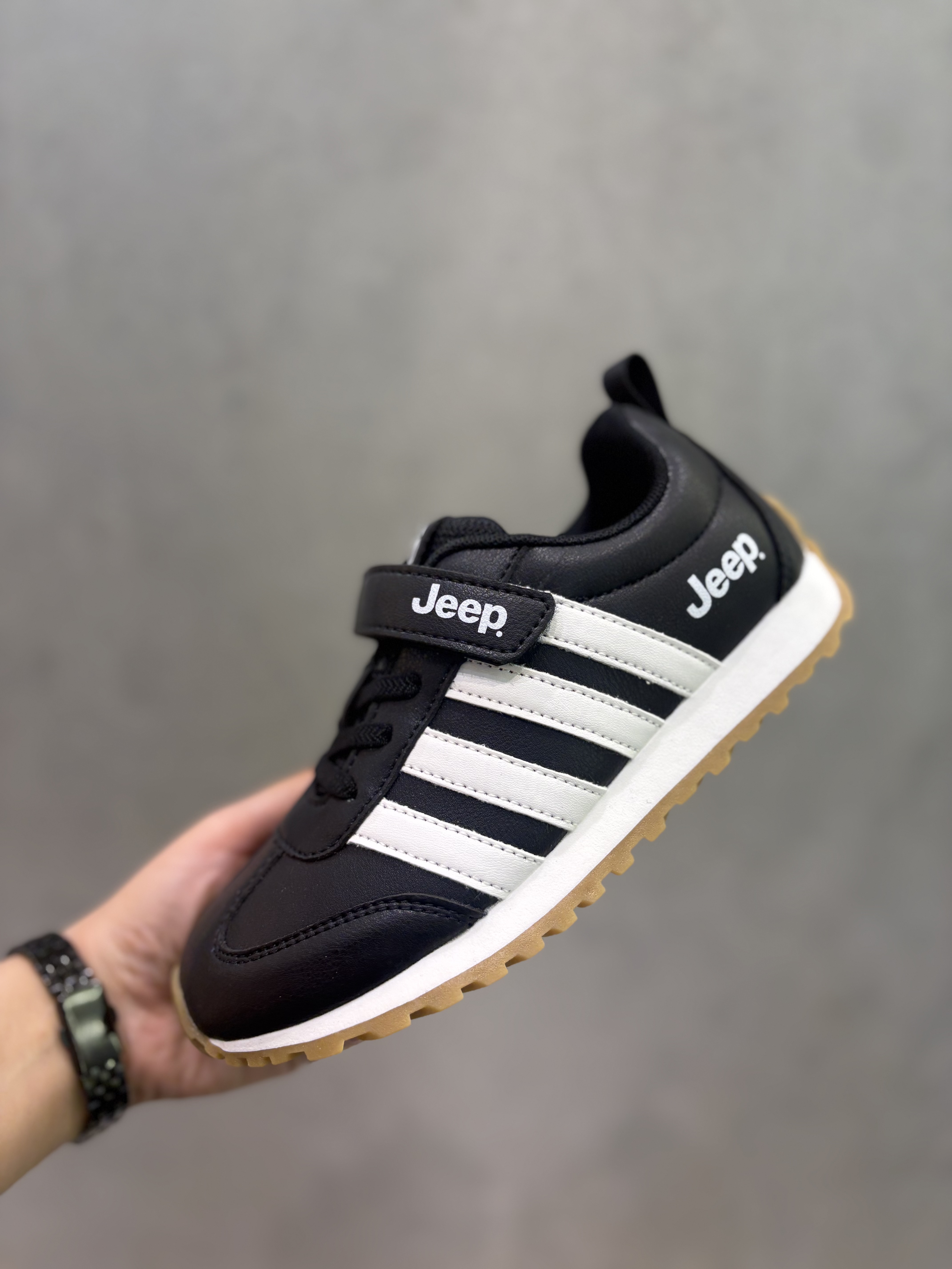 کتانی چسبی اورجینال برند jeep کد ۲۰۲۰۰ مشکی