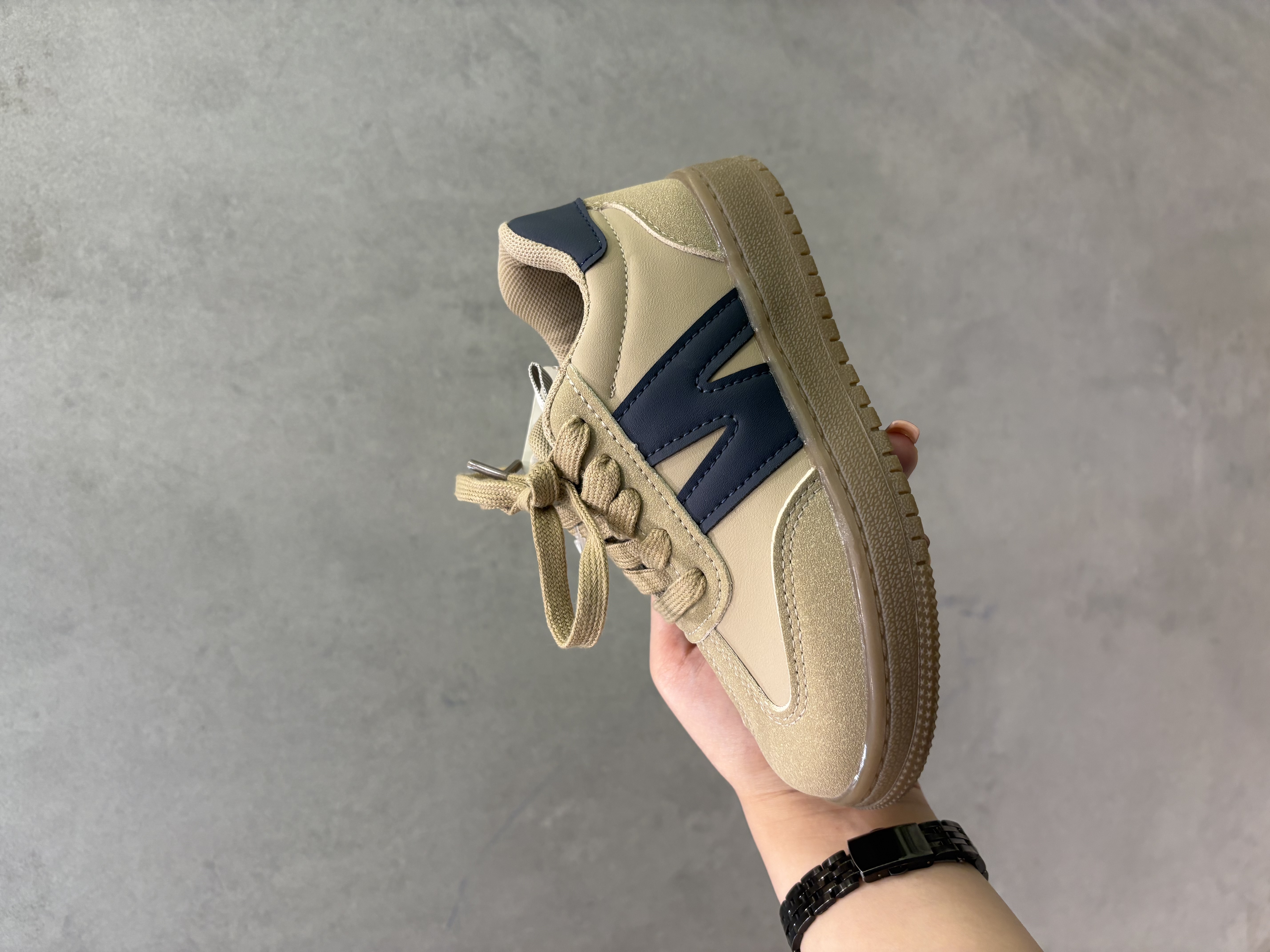 ونس چسبی N از برند k shoes