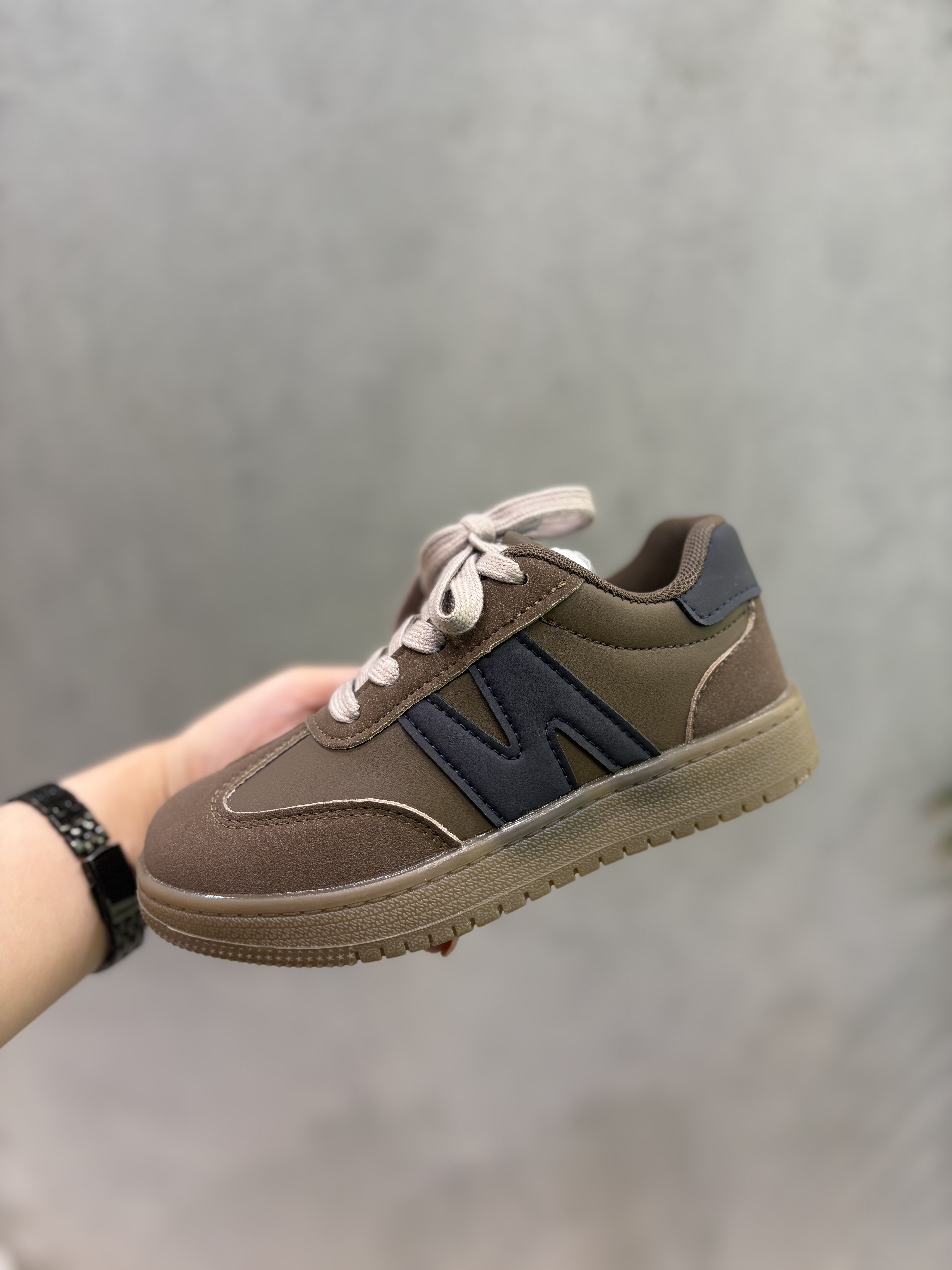 ونس چسبی N از برند k shoes